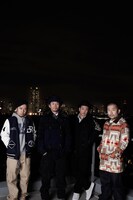 今回の出演決定に際し、ケツメイシのRYO（写真左端）は「沖縄の短すぎる冬にトドメを刺し、一輪のハイビスカスを咲かせに参りたいと思います！」とコメント。