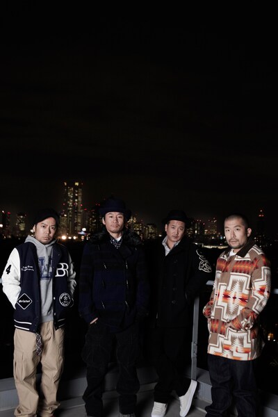 今回の出演決定に際し、ケツメイシのRYO（写真左端）は「沖縄の短すぎる冬にトドメを刺し、一輪のハイビスカスを咲かせに参りたいと思います！」とコメント。