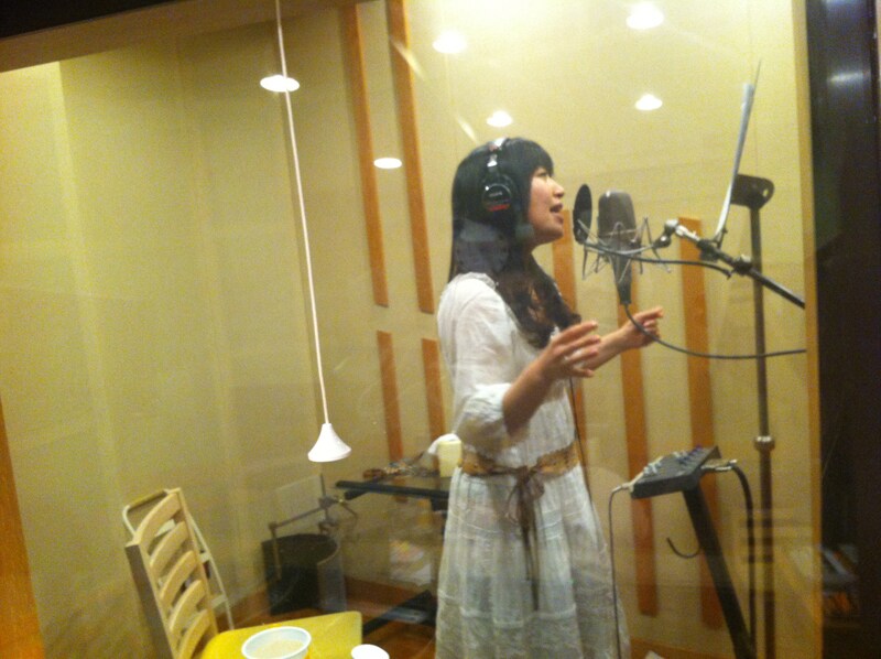 写真は特典CDレコーディングの様子。熱心に歌入れするmicco。