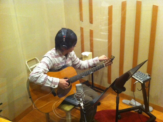 写真は特典CDレコーディングの様子。真剣な表情でギターをつま弾く、現marble大統領・菊池達也。