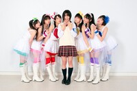 中西記者を囲むももいろクローバーの6人。