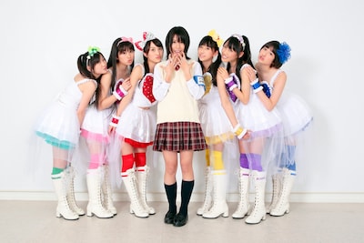 中西記者を囲むももいろクローバーの6人。