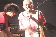 映画「FREAK OUT」のワンシーン。ギャーテーズのライブの模様。