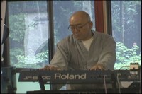 映画「FREAK OUT」のワンシーン。シンセサイザーを弾く角田大龍。