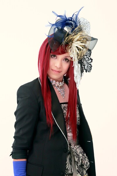 現在のイメージとは異なるフェミニンな雰囲気を漂わせるIZAMくん。