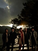 新作のタイアップ情報とあわせてアーティスト写真も一新。