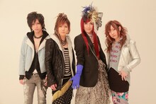 IZAM（写真右から2番目）とメガマソメンバー。