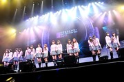 「桜の木になろう」を歌唱するAKB48。