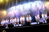 「桜の木になろう」を歌唱するAKB48。