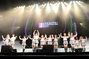 「桜の木になろう」を歌唱するAKB48。