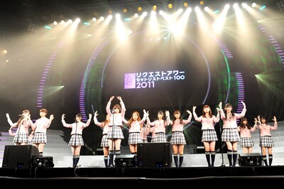 「桜の木になろう」を歌唱するAKB48。