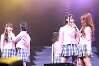「桜の木になろう」を歌唱するAKB48。