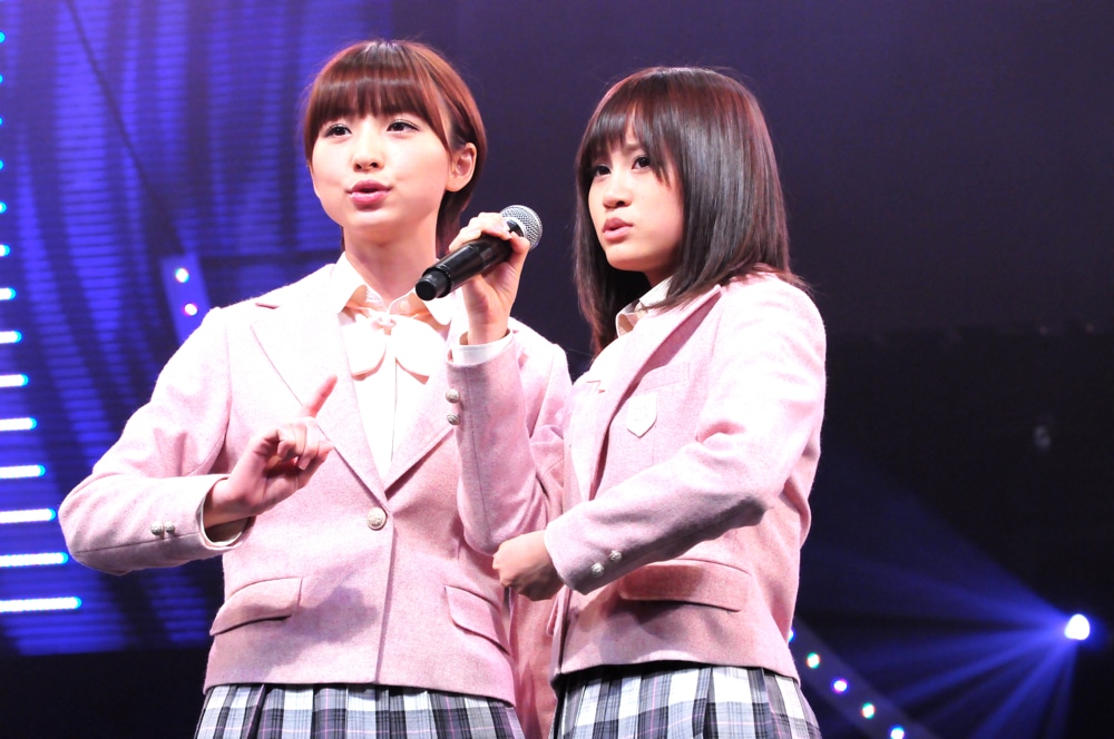 篠田麻里子（写真左）、前田敦子（右）