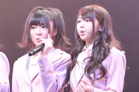 指原莉乃（写真左）、峯岸みなみ（右）