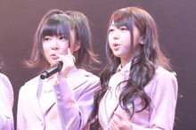 指原莉乃（写真左）、峯岸みなみ（右）