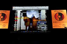 おもむろにパンツ1枚の下半身を披露し、会場を驚かせたmono。