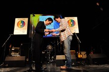 世界の終わりはレーベルスタッフが準大賞の盾を受け取った。