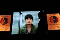 コメント映像を通して、受賞の喜びやCDショップ店員へのメッセージを伝えた秦基博。