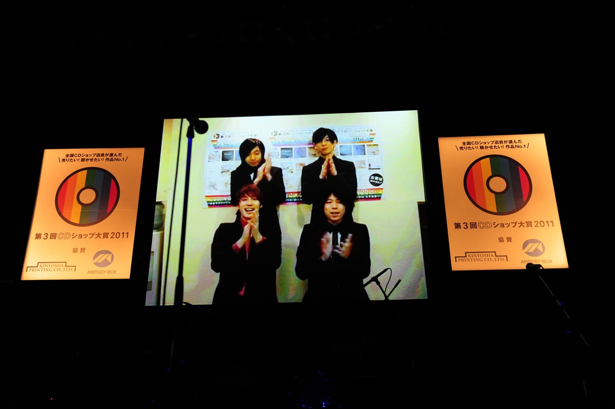 ビデオを通してプレゼンターを務めたTHE BAWDIESは、昨年CDショップ大賞を受賞したことが自分たちの自信につながり、次の作品が生まれたと発言。