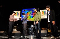 大賞の盾を受け取るandymori。