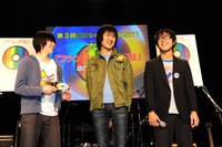 ライブ後には質疑応答の時間も。受賞の喜びを誰に伝えたいかという質問に対し、岡山健二（Dr）は「両親に。父親が音楽に関心がないので、これを機に関心を持ってもらえたら」とコメントした。