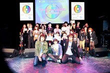 授賞式の最後には、大賞を受賞したandymoriと選出に携わったCDショップ店員たちとの記念撮影が行われた。