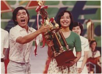 司会の萩本欽一から岩崎宏美にトロフィーが手渡された瞬間。(C)NTV