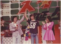 写真左から萩本欽一（司会）、新沼謙治、横本メイ。(C)NTV