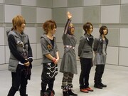 ハグ会開始前、マニフェスト宣誓式を行うSuG。