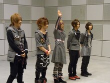 ハグ会開始前、マニフェスト宣誓式を行うSuG。