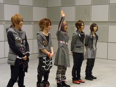 ハグ会開始前、マニフェスト宣誓式を行うSuG。