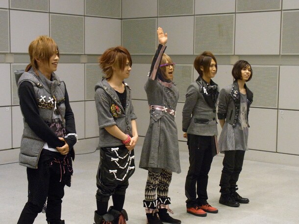 ハグ会開始前、マニフェスト宣誓式を行うSuG。