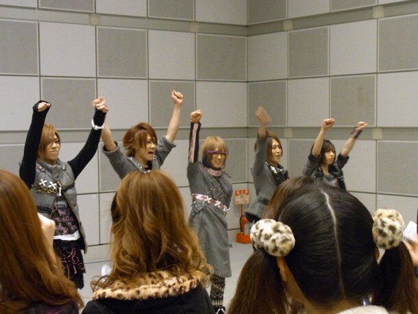 5000人を前に気合を入れるSuG。