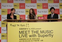 TOKYO FMパーソナリティ・望月理恵、Superfly、J-WAVEパーソナリティ・藤田琢己（写真左から）による生放送トークの模様。