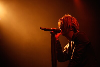 歌声に乗せて熱いメッセージを届けるTERU。