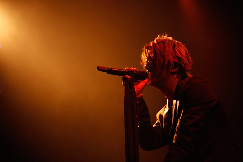 歌声に乗せて熱いメッセージを届けるTERU。