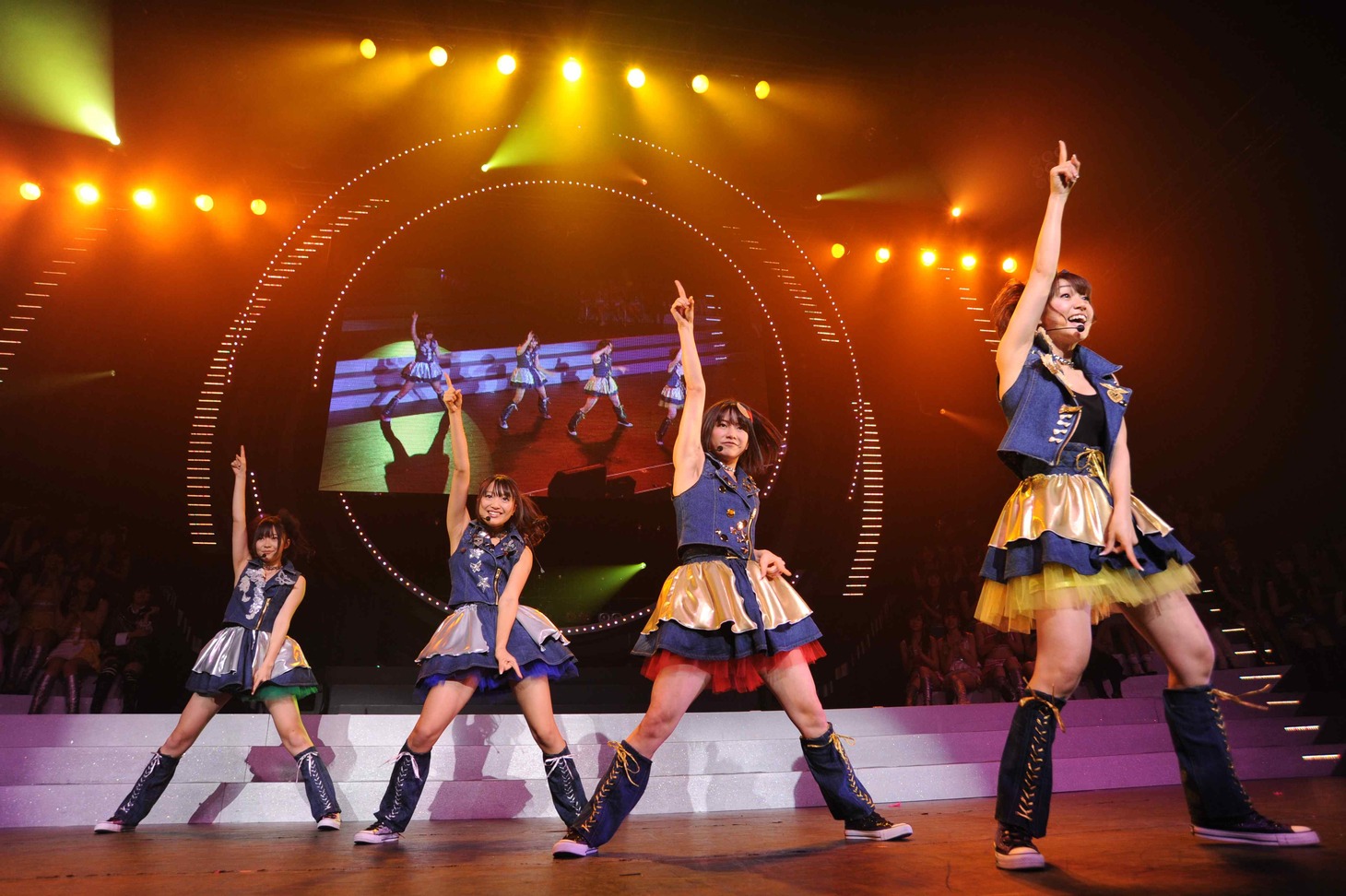 デビュー曲「週末Not yet」を初披露するNot yet。写真左から指原莉乃、北原里英、横山由依、大島優子。