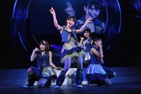 激しいダンスを取り入れたデビュー曲「週末Not yet」を初披露するNot yet。