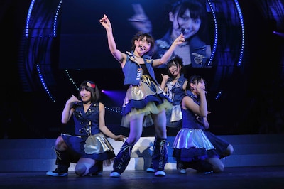 激しいダンスを取り入れたデビュー曲「週末Not yet」を初披露するNot yet。