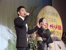 「春の行人」を生披露する中孝介と元ちとせ。