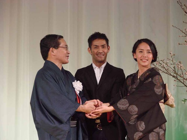 伊藤祐一郎・鹿児島県知事と握手をする中孝介と元ちとせ。