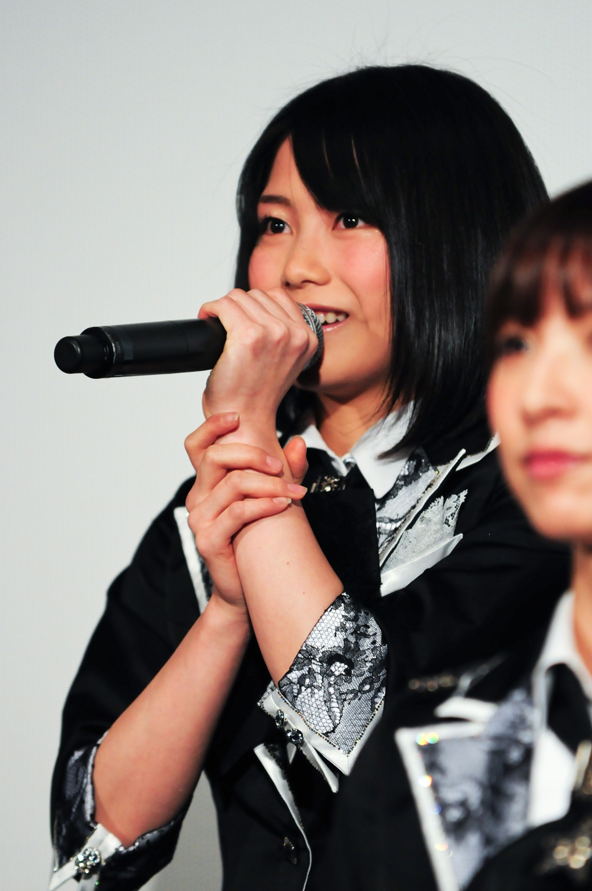横山由依