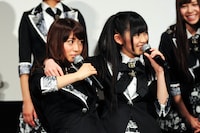 映画内での発言の8割が「おしり」だったという渡辺麻友（写真右）。劇中では、そんな渡辺が大島優子（左）のことを「おしり子ちゃん」と呼ぶシーンも。