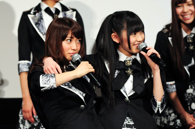 映画内での発言の8割が「おしり」だったという渡辺麻友（写真右）。劇中では、そんな渡辺が大島優子（左）のことを「おしり子ちゃん」と呼ぶシーンも。