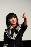 中継で大分の観客に話しかけるもまったく反応がなく、「一応満員って聞いてるんですが（笑）」と焦る指原莉乃。