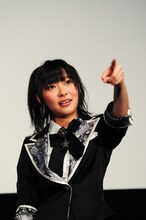 中継で大分の観客に話しかけるもまったく反応がなく、「一応満員って聞いてるんですが（笑）」と焦る指原莉乃。