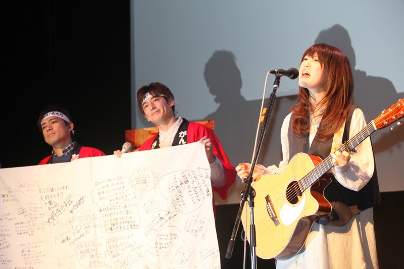 ももちひろこは現在も福岡市内のストリート、カフェ、ライブハウスで活動中。