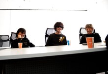 ときには冗談を交えつつ、the pillowsのスタンスについて熱く語ってくれた真鍋吉明、山中さわお、佐藤シンイチロウ（写真左から）。