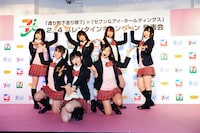 「バレンタイン・キッス」を披露する渡り廊下走り隊7。