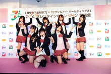 「バレンタイン・キッス」を披露する渡り廊下走り隊7。